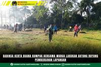 Babinsa Kerta Buana Kompak Bersama Warga Lakukan Gotong Royong Pembersihan Lapangan