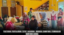 Pastikan Penyaluran Tepat Sasaran, Babinsa Dampingi Pembagian Bantuan Beras
