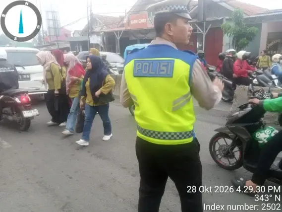 PECAK Sore, IPTU Pius Janwarin dan AIPTU Asep Kusheri Atur Lalu Lintas di Pertigaan Columbus–PT Cingluh