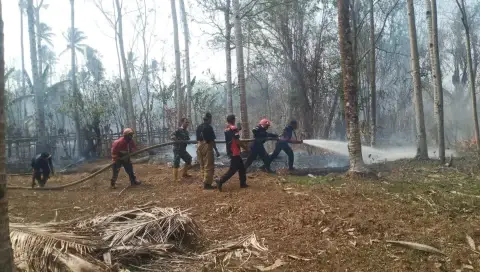 Respons Cepat, Personil Koramil 05/Sofifi Bersama Damkar dan Warga Padamkan Kebakaran Lahan