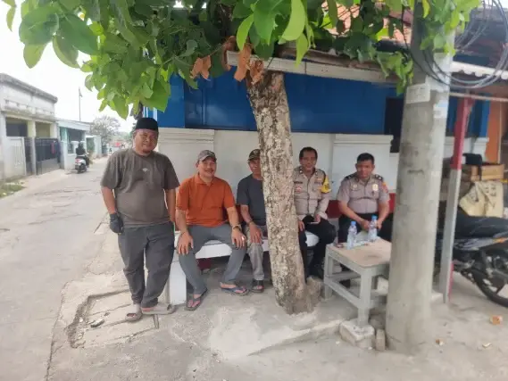 Sambangi Ketua RW 05 Kp. Gebang, IPTU Mahdi dan Aiptu Mukhsodin Perkuat Komunikasi Kamtibmas di Desa Sukadamai