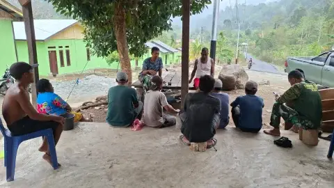 Canda Tawa Satgas TMMD Ke-130 Dan Warga Yamboi Pererat Rasa Kekeluargaan