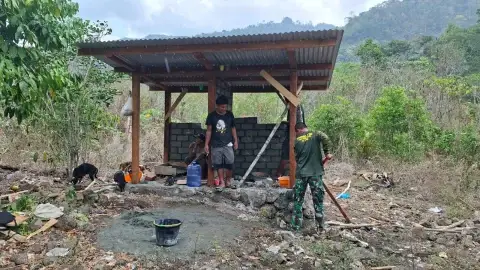 Tak Kenal Lelah, Satgas TMMD Kebut Pembangunan MCK Keempat di Kampung Yamboi