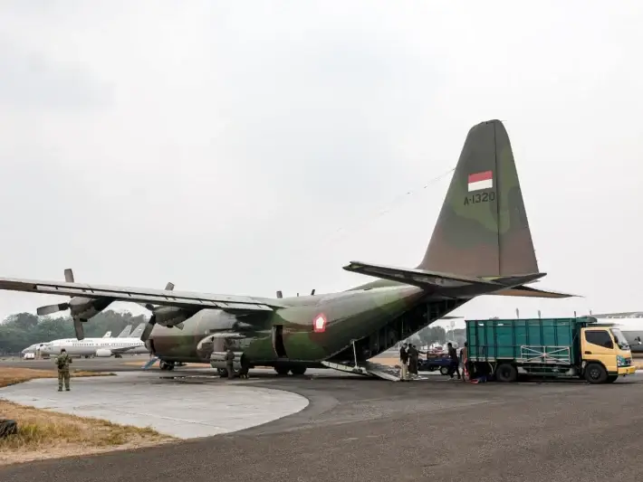 Percepat Penanganan Karhutla, TNI Kirim 23 Ton Garam Semai ke Palembang dan Banjarmasin