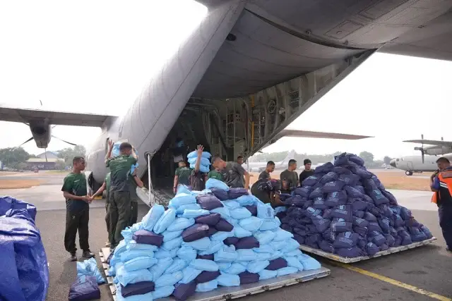 Percepat Penanganan Karhutla, TNI Kirimkan 20 Ton NaCl dan 600 Kg Dry Ice ke Palembang dan Banjarmasin